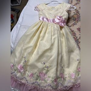 Beautiful dress size 7 little girl.